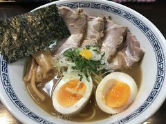 麺もスープも同じなので料理の提供は早いです。
長時間寒い中待っただけあって、
麺とスープの暖かさが身に染み渡りましたが
比べてチャーシューが常温なのでちょっと違和感を感じる。
麺もスープもやや少なめで、スープは飲み干したくなるほど美味。
