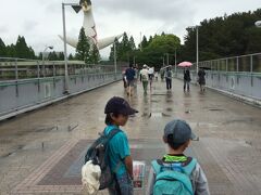 敦賀駅から米原経由で新快速に乗り、そしてたどり着いたのは万博公園でした。

息子たち！おつかれさま
