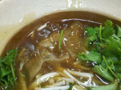 エムクォーティエでは、何も食べず、お散歩を続け、また、トンローのフカヒレのお店に来ちゃいました。
ここ、気に入っちゃいました。