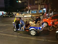 アソークから地下鉄に乗り、ある駅で降りると、トゥクトゥクが青信号を待つ交差点に出くわしました。
ここは…？