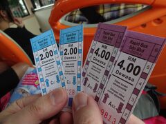 ペナン到着。

イミグレ激混み！！！
しかも列が整備されてなく、横入りやら押し合いへし合い！
この時点で「ペナン再訪ないな・・・。」
1時間半ほどかかり、ようやく抜け出ました。

バトゥフェリンギ行きの102系バスが丁度出発するところだったので、乗車。運転手さんに行先と人数を告げると、この写真のチケットを渡されました。
大人2人＋子供2人で12リンギット(約320円)。以前クアラルンプールへ行った際のリンギットが残っていたので、空港では両替せずに済みました。

バスの車内はエアコン効きすぎ！空港着いて上着を脱いで仕舞ったのに、また着るハメに。でも現地の人々は半袖・ノースリーブ！