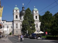 庭園を抜けて三位一体教会に来ました。