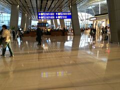 キャセイドラゴン航空の機材が発着する、サテライト。
数十回と香港の空港を利用していますが、ここに来るのは、初めてです。