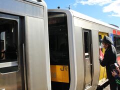 “常陸大子駅”で車両切り離しの為、停車。
３両あった車両は２両になりました。
切り離しの瞬間をちびっ子もゲーム機で写真を撮りまくっていました！！