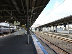 郡山駅には１２：３３に到着！
福島駅行きの列車は１２：４２発です。
「あ～あの列車だぁ！ここで待っていよう」と思っていたら・・・
予想とはだいぶ違い、ずいぶん奥の方で停車！