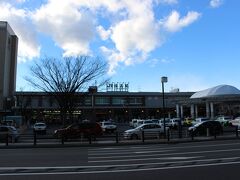 福島駅には１３：２８頃到着しました。
次の目的地“米沢駅”行きの列車は１６：０４発になります。
２時間半以上待ち時間があるので、とりあえず昼食を摂ろうと
駅の外（東口）へと出てみました。寒いけど良い天気～♪