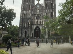 ツアーのハノイ市内観光はこれでおしまいです。

送迎車からハノイ大教会が見えました。
この後、ツアーガイドさんにホテルではなく、ロンビエン橋近くに送ってもらいました。
