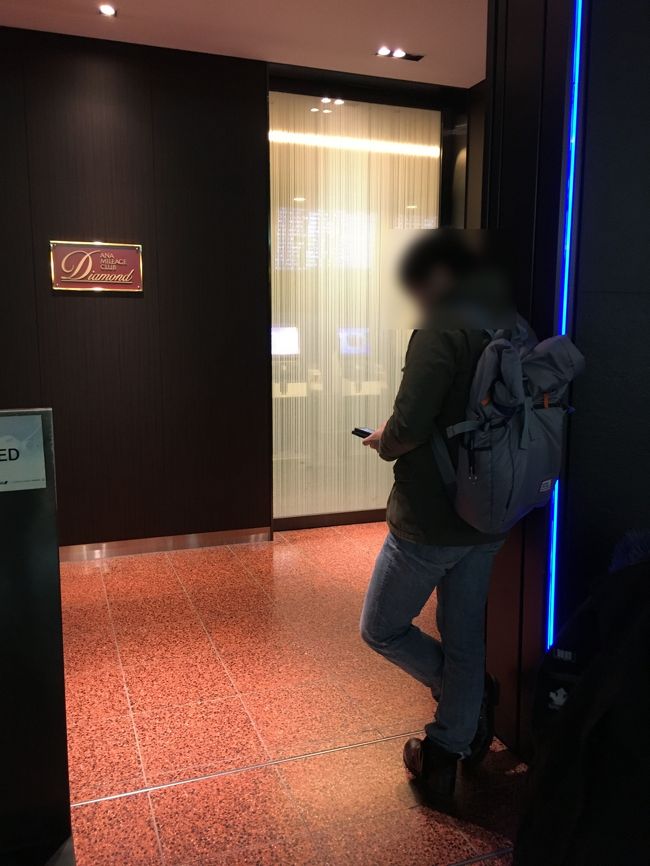 朝一チェックアウトし５：０５の始発連絡バスでＴ２のＤＩＡ専用ゲートへ。既に二人並んでます。えっと、一人はこぶぞうさんです（汗