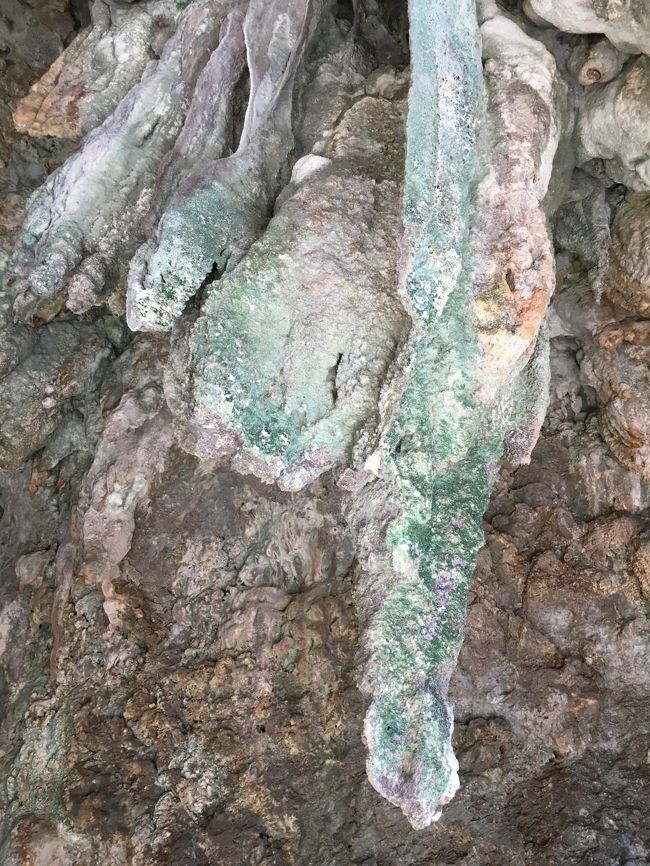 鍾乳石は何となく乾燥しており瑞々しくありません。ただ、水はポタポタ落ちて来ます（汗