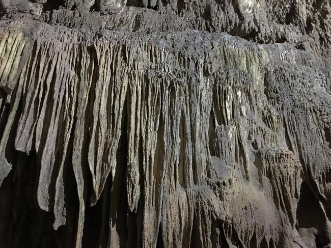 思っていたより広くて、こんな石のカーテンがあって見応えがあります