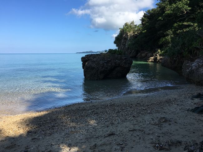 洞窟を出て浜辺がありました