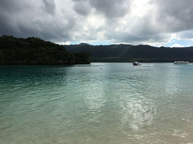 川平湾へ。島の北側は雨が降っており天気は残念でしたが、それでもブルーの海は見ることができました。