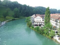 アーレ川  (ニーデック橋より)

ここを境に大きくＵの字に湾曲したアーレ川。ベルンは言わずと知れたスイスの
首都ですが、人口はスイス第５位で１３万人。ちなみに、一位はチューリッヒの
３８万人です。