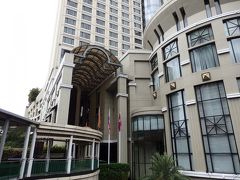 ■□■□■2016夏/ジャカルタ・バンコクを巡る夏の一人旅[５日目]
□■□■□８月１２日(木)：バンコク１日目
■□■□■シェラトングランデ・スクンビット

空港からシティーリンクとBTSを乗り継いで、アソーク下車
もう何十回泊まっただろう…って、カンジのこのホテル。
居心地イイんだよね～～(*^^)v

チェックイン時にスィートにＵＰも嬉しい＼(^o^)／

★☆★インフォメーション★☆★

◆◇◆◇　４泊目「シェラトン グランデ スクンビット 」
◇◆◇◆　ラグジュアリー・・スィート

■予約：ＳＰＧのＨＰから
■ルームチャージ：9,900THB＋＋[１泊]
■支払総額　11,600THB（約34,000円）[換算レート：2.97円/THB]

■ＳＰＧ・プラチナアメニティー
　ウェルカムアメニティー：５００Ｐ他
　午後４時までのレイト・チェックアウト
　ルームアップグレード
◆さらに、ラグジュアリー特典(旧グランデ・デラックス特典)と共通内容
　バトラーサービス
　朝食(Orchid Cafe or Rossini's or The Sala)
　イブニングカクテル(The Sala, Living Room, Bar Su)
　１F(Library or Living Room)でのソフトドリンク[9時～23時]
　フレッシュ・フルーツ
　インターネット無料
　朝刊（読売新聞衛星版）サービス