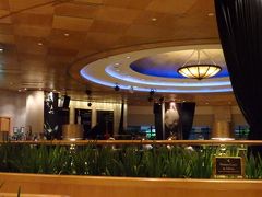 ■□■□■2016夏/ジャカルタ・バンコクを巡る夏の一人旅[５日目]
□■□■□８月１２日(木)：バンコク１日目
■□■□■シェラトングランデ・スクンビット

まずは、１F（日本の２F）にあるリビングルームに行って、イブニングカクテルをいただきます。
勿論、タダだＹＯ～～～(^^)v

金のないトラベラーにゃ、有難いね～～(^^ゞ