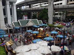 ■□■□■2016夏/ジャカルタ・バンコクを巡る夏の一人旅[６日目]
□■□■□８月１３日(金)：バンコク２日目
■□■□■ターオ マハー プラマ (エラワン廟) 

エラワンだＹＯ～～

って、それだけですが何か疑問でも…（汗）

そうそう、望遠で動画撮ったら、踊ってるお姉ちゃんの中に、オカマちゃんもいました。タイは平和だねぇ(^○^)

ＢＴＳ「チットロム」で降ります。