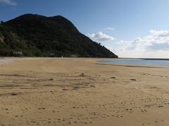 砂浜が広がる姫島海水浴場。夏は賑わうのでしょう。