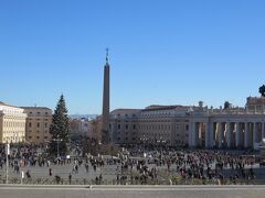 再びバチカン市国のサンピエトロ広場へ。朝と違って、人でいっぱいでした。