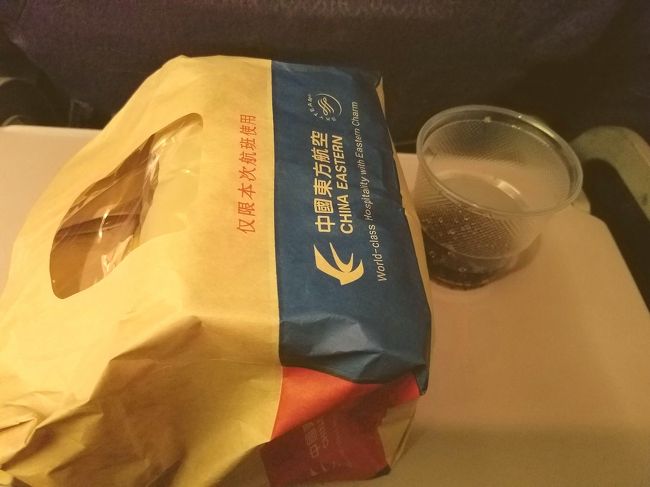ちょっとした　パンちゃん　と　コーラを　頂きました！　　中国東方航空の　傘下なんですね〜？　　僕ちん　中国の飛行機　あまり　好きじゃないから　どうでも　良いですけれどね〜？　　　ふふふ〜