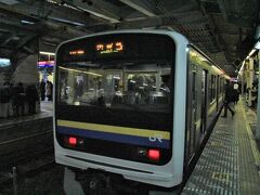 夜明け前に自宅を出て、千葉駅06：58発の内房線で保田駅に向かいます。
通勤ラッシュに重なり暫く立って行きます。