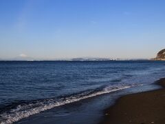 保田海水浴場は、海水浴場発祥の地のようです。
景色は良く砂浜も綺麗ですが、潮風がとても冷たく長居は出来ませんでした。
江月水仙ロードに向かいます