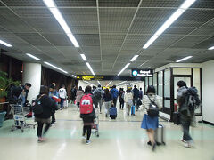 深夜1時にバンコク ドンムアン空港着。

両替は二人でまずは3万ほどしてみましたが、今回の旅ではクレジットカードを使用できる場所はあまりなく、これでは全然足りませんでした。追加で2万ほど引き出したり両替してます。。

入国審査では写真を撮った日本人が写真削除するように注意されていたり、入国カードに滞在先を記入してなかった人がなかなかゲートに通してもらえなかったり。反面教師としておこう…