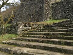 階段をどんどん登っていきます。

お城や神社仏閣は高いところにある。