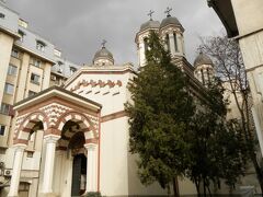 ズラタリ教会。ルーマニア貯蓄銀行の斜め向かいに建つ、正教教会。