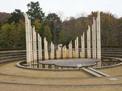●平和を奏でるモニュメント＠人道の丘公園

160本使用されたセラミックパイプ。
光と音が出るそうです。
ちなみに音は、オルゴールみたいな音のようです。