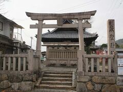 ●熊野神社

街の真ん中で、しかも駐車場の横にひっそりとある神社です。
