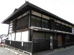龍の口を過ぎたその少し先に、木造二階建ての古い日本建築が見えた。
伏見屋邸という旧商家で建てられたのは1864(元治元)年と推定。
これを復元、修理して観光客の休憩や住民の交流の場として無料開放している。