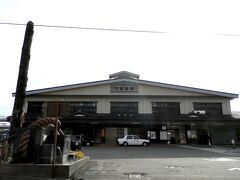 下諏訪の駅舎を改めて眺める。
駅前に立つ御柱は長野冬季五輪の開会式で用いられたものだそう。
平成10(1998)年２月７日に“日本演劇界のドン”浅利慶太総合プロデュースのもと、長野オリンピックスタジアムで日本で２度目となる冬季五輪の開会式は行われた。
雪が降りしきる中を４本の御柱が曳かれて入場し、フィールドの中でキリリと聳立した。
そのうちの１本が今ここに保存されているわけだ。