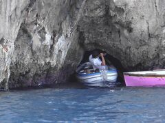 手漕ぎボートに寝そべって、洞窟に突入！
季節、潮位、波など、条件がそろわないと、なかなか入ることができない洞窟です。
