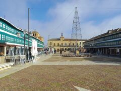 この町のプラザマヨール　（町で一番大きい広場、町の中心）です。