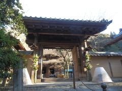 密蔵院から北東へ約11km，瀬戸市定光寺町の定光寺に到着．
1336年創建，本尊は延命地蔵願王菩薩．臨済宗寺院．
尾張藩初代藩主徳川義直の墓所がある尾張徳川家の菩提寺．
境内拝観自由，駐車場あり．
写真は山門．