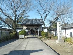 長光寺から約4㎞西へ移動，稲沢市大塚南の性海寺へ．
9世紀の前半頃に空海により創建されたと伝わる．
本尊阿弥陀三尊像・愛染明王の真言宗寺院．
境内拝観自由，駐車場あり(参道脇，写真左側)．
境内を含めて大塚性海寺歴史公園となっていて，紫陽花の名所として知られる．
写真は参道と奥に山門．切妻造，桟瓦葺，これは薬医門かな．