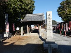 性海寺から北東へ4㎞ほど走り，稲沢市長野3丁目の萬徳寺に到着．
768年称徳天皇の勅願により創建，本尊阿弥陀如来の真言宗寺院．
境内拝観自由，駐車場あり(境内内)．
写真は山門，切妻造，本瓦葺，清州城からの移築との話もあるようだ．