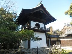 尾張大國霊神社から北へ約4㎞，一宮市大和町妙興寺の妙興寺に到着．
1348年創建，本尊釈迦如来の臨済宗寺院．
境内拝観自由，駐車場あり(境内西側に市営あり)．
駐車場側から入ると本坊前に出る．
写真は鐘楼，江戸時代の建造，切妻造，袴腰(白壁)付．
吊るされている梵鐘ともども愛知県指定文化財．