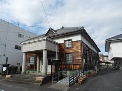 墨会館より北東へ約5km，一宮市木曽川町黒田字宝光寺東の木曽川資料館に．
当地出身とされる戦国武将山内一豊に関する展示がある資料館．
この日は年末で休み．
開館時間9:30～17:00，無料，月曜休館，駐車場なし(土日は隣接の農協の駐車場可能；この日もここに停めた)．
建物(主屋)は旧木曽川町会議事堂．
1924(T13)年建造，木造2階建，寄棟造，桟瓦葺，国登録有形文化財．