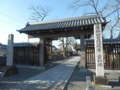 滝学園から北へ2kmほど走り，江南市前飛保町寺町の曼陀羅寺へ．
1329年後醍醐天皇の勅命により創建と伝わる．
本尊阿弥陀如来の浄土宗寺院．
境内拝観自由，駐車場あり．
境内に隣接し曼陀羅寺公園が整備され，藤の名所として知られている．