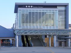 今日宿泊のホテルは高岡駅周辺なので、まずは高岡駅でコインロッカーに荷物を預けます。そしてJR氷見線で再び高岡駅から雨晴駅へと向かいます。

今回北陸で電車の旅をして分かった事。
1.金沢はSUICAが使えない
2.富山県内は、SUICAが使えるが、大きな駅で乗り降りしない限り使えるのは、結局切符のみ

なので殆ど電子マネーが使えない為、所持金がなくなるのがはやい（汗）