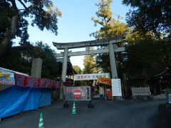 旧加茂郡銀行から南東へ約3.5km，犬山市宮山の大縣神社へ．
境内はすっかり初詣の準備が済んでいる．
道中も臨時駐車場の案内板が随所に．
混みだす数時間前なので鳥居前の駐車場に止めて参拝した．