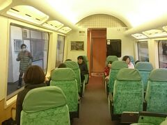 2016.12.30　伊豆高原ゆき普通列車車内
静鉄切ってでも先を急いだのはこのため。伊豆急行“黒船電車”(要はリゾート２１)の“ロイヤルボックス”が一般解放されており、伊東線内なら“まほうのきっぷ”で乗れるのだ。