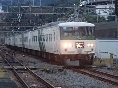 2016.12.30　熱海
修善寺からの特急「踊り子１１４号」が到着。当駅から１５両編成となり、天下の東海道らしい編成となる。