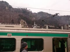 2016.12.31　山形ゆき普通列車車内
山寺駅で交換。パンタグラフ越しに…