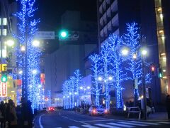 公園通りも幻想的な青い輝き