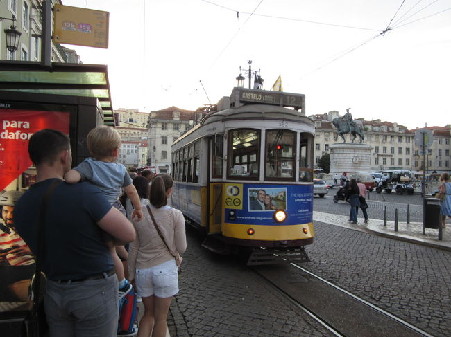 街歩きしながらフィゲイラ広場に戻ってきたので、12番のトラムに乗ります。