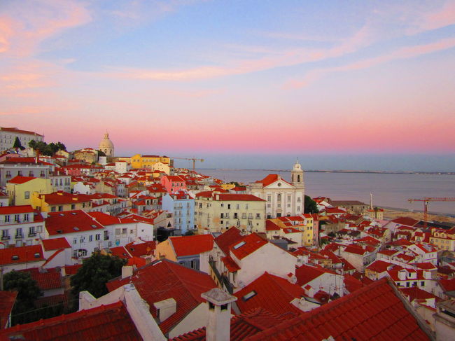 展望台からリスボンの夕暮れ。<br />黄昏たいけど、カメラ持っていると自撮り棒売りがすごい話しかけてきました(^^;