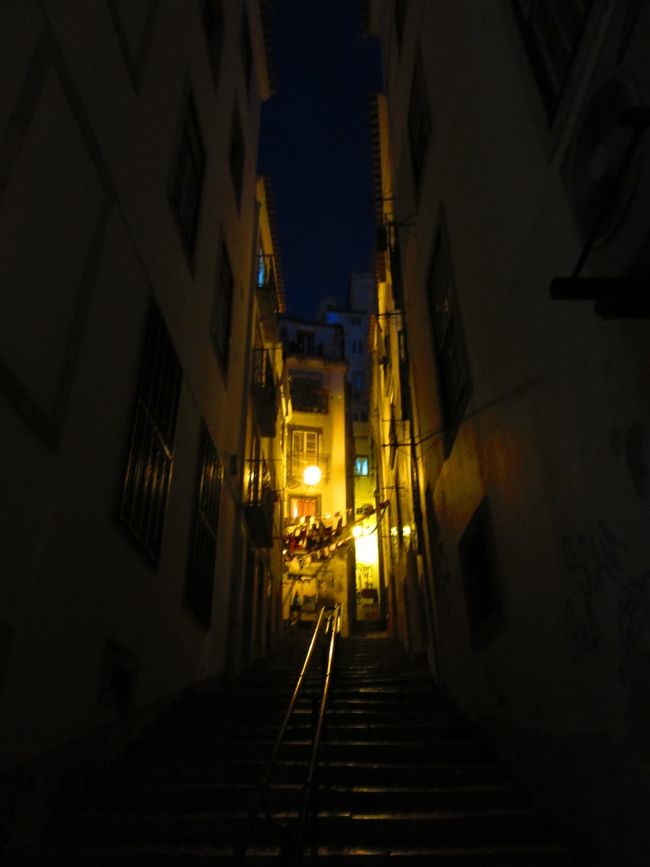 真っ暗なアルファマ地区、渋いっ！
