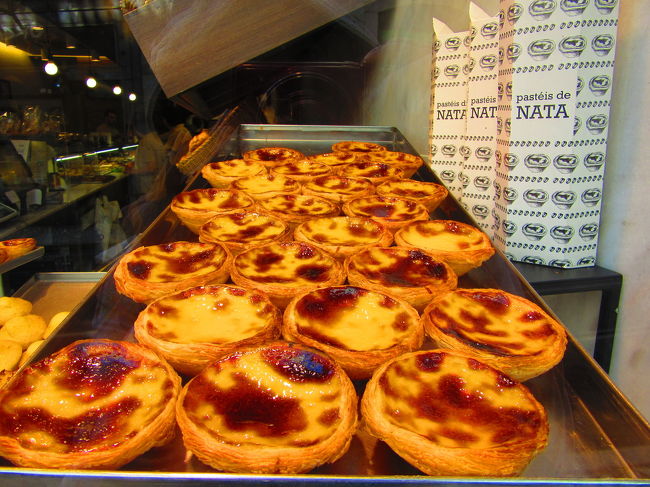 カモンイス広場近くにあるシアードカフェでナタを二個購入。<br />ここのは一個が大きめでカスタードが弾力あって食べ応えあります。<br />でもやっぱりベレンのが好きー！